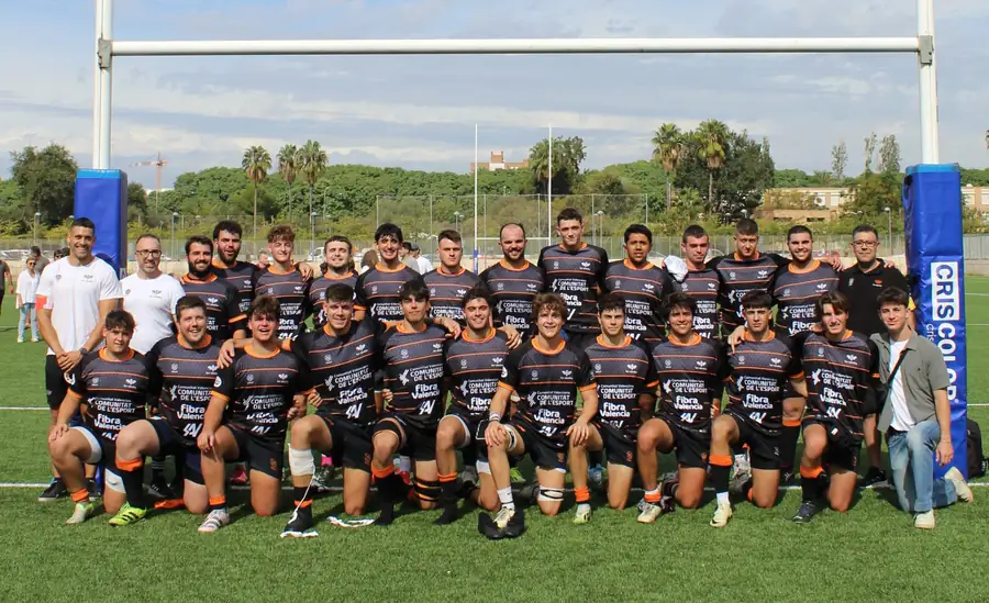 Plantilla de Les Abelles posando en el campo