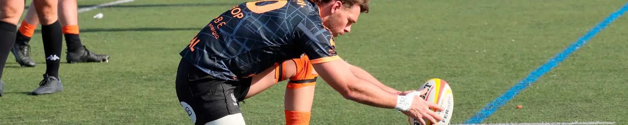 Un jugador de Les Abelles posa el balón para el ensayo